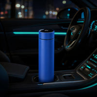 Dromy Bottle azul en el coche de noche
